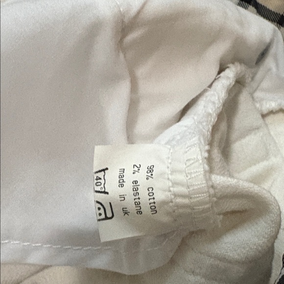 Burberry Off-White Rolled Cuff Jeans Side 6. (more like a size 2 US) - Picture 6 of 7